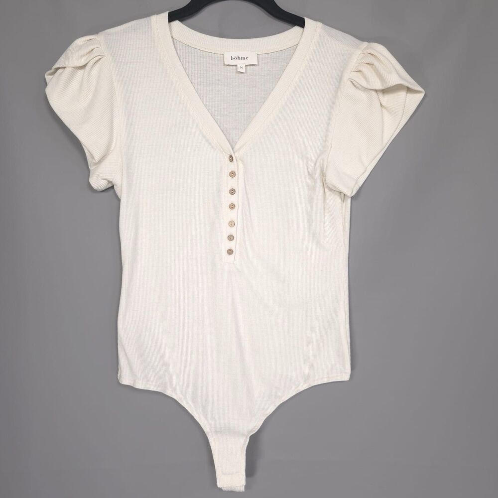 Bohme‎ Bodysuit MEDIUM Ruffle Short Sleeve Button Up Front Cream FT3327
